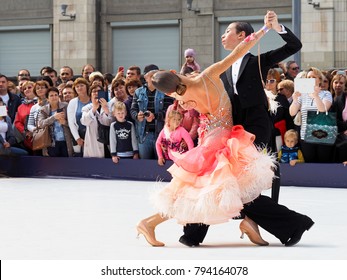 Moscow, Russia - September, 2017: Performances Of Professional Dancers At The Celebration In Honor Of The City's Day. Crowd Of Spectators, Ballroom Dancing. Tverskaya Street Of Moscow. Waltz