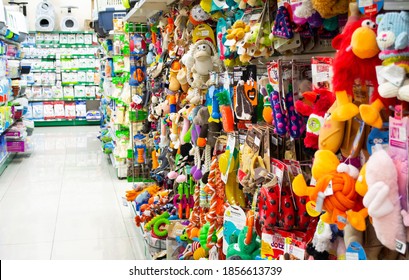  Moscow, Russia, September 2019: Pet Store: Shelves With Toys For Animals, Houses And Carriers