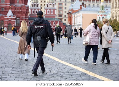 Moscow, Russia - September 2022: Selective Focus To Russian Police Officer Patrol The Red Square, Man In Uniform In Crowd Of People