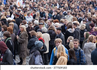 MOSCOW, RUSSIA - SEPTEMBER 30, 2011: Crowd Of People At The Station Waiting For An Electric Train. In 2011 The Passenger Turnover In Moscow Made 510,1 Million People.