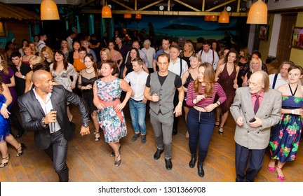 Moscow, Russia-January 19, 2019: Cuban Dance Teachers Conduct A Master Class In Salsa And Reggaeton In The Night Club Tiki Bar.