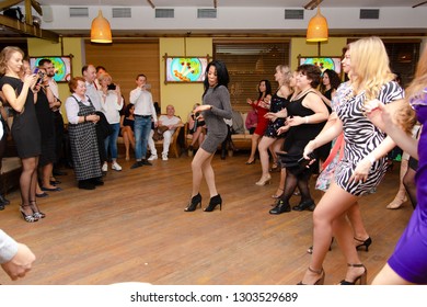 Moscow, Russia-January 19, 2019: Cuban Dance Teachers Conduct A Master Class In Salsa And Reggaeton In The Night Club Tiki Bar.