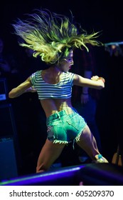 black-girl-shakin-her-ass-naket-booty