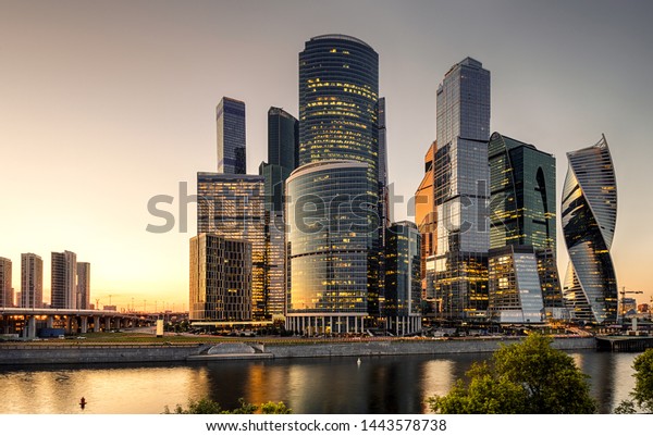 ロシアの夕日のモスクワ市の高層ビル群 モスクワ国際ビジネスセンター モスクバシティ は 新しい住宅地でオフィスタワーです 夕方にモスクワの近代的な高い建物 の写真素材 今すぐ編集