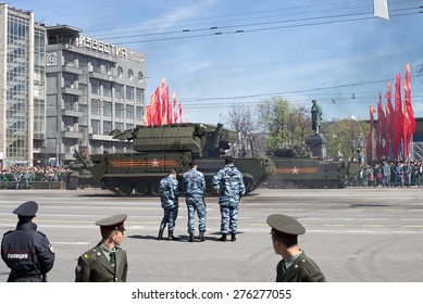 MOSCOW/RUSSIA - MAY 7: 2S35 Koalitsiya-SV Self-propelled 152 Mm Howitzer Based On Armata Next Generation Heavy Military Vehicle Combat Platform On Roadside On Parade Rehearsal On May 7, 2015 In Moscow