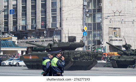 MOSCOW/RUSSIA - MAY 7: T-14 Armata Main Battle Tank Based On Next Generation Heavy Military Vehicle Combat Platform And People On Roadside On Parade Rehearsal On May 7, 2015 In Moscow. 