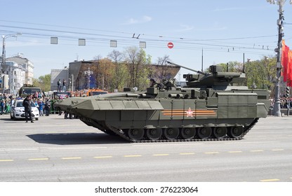 MOSCOW/RUSSIA - MAY 7: T-15 IFV Tracked Heavy Armored Vehicle Based On Next Generation Heavy Military Vehicle Combat Platform And People On Roadside On Parade Rehearsal On May 7, 2015 In Moscow.