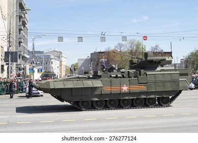 MOSCOW/RUSSIA - MAY 7: T-15 IFV Tracked Heavy Armored Vehicle Based On Next Generation Heavy Military Vehicle Combat Platform And People On Roadside On Parade Rehearsal On May 7, 2015 In Moscow. 