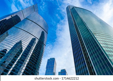 Moskauer Stadt. Unten Blick auf die Wolkenkratzer im Zentrum der russischen Hauptstadt. Geschäftszentrum von Moskau. Büromiete. Büroimmobilien. Hochhäuser am blauen Himmel.