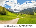 The most beautiful and famous place in the Italian Alps is the village of Santa Magdalena in the spring, with amazing views of the Dolomites. South Tyrol, Val di Funes, Trentino, Italien, Europa.