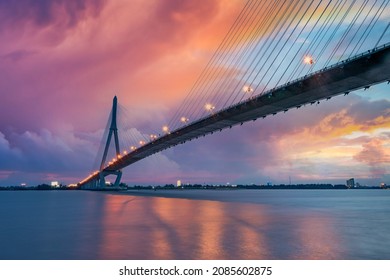 The most beautiful and longest cable-stayed bridge in Southeast Asia in the 2000s . That's the beautiful Can Tho bridge