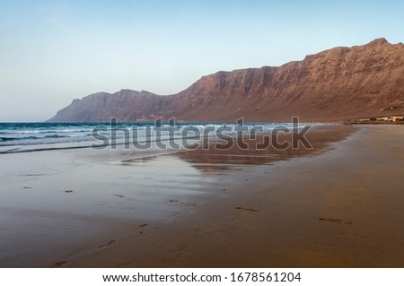 is the most spectacular beach in all of Teguise. It begins in the little village of La Caleta de Famara and stretches on for several kilometres right up to the feet of the Risco de Famara cliffs. 