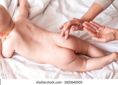 Mother Are Applying A Lotion Cream On The Baby Body After Bath. Changing The Baby Nappy In Nursery. Massage For Baby. Concept Cleaning Wipe, Pure, Clean.