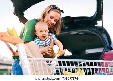 3,187 Woman loading car Images, Stock Photos & Vectors | Shutterstock