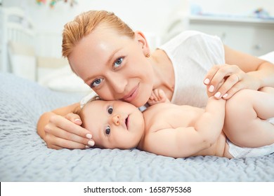 Bebe Et Sa Maman Images Photos Et Images Vectorielles De Stock Shutterstock