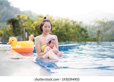 Mutter- und Babyspielen im Pool