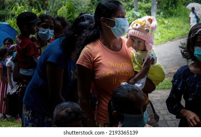 Mother Carrying Toddler Waiting To Receive Food Parcel From A Community Almsgiving Eagerly: Galle, Sri Lanka 30th July 2022