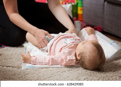 Bilder Stockfotos Und Vektorgrafiken Mom Changing Poop