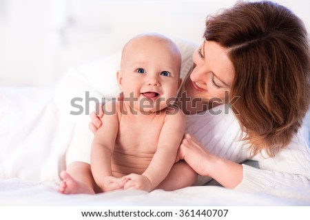 mother child on white bed mom の写真素材 今すぐ編集 361440707