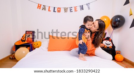 Foto Bild Fröhliches Halloween. Lustiges Kind in einem Skelettkostüm von Halloween.