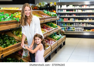 Mother and daughter doing shopping in grocery store Foto Stock
