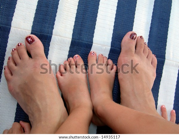 Mother Daughter Feet Foto De Stock 14935117 Shutterstock