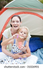 Mutter und Tochter, die sich mit Blasen im Zelt amüsieren