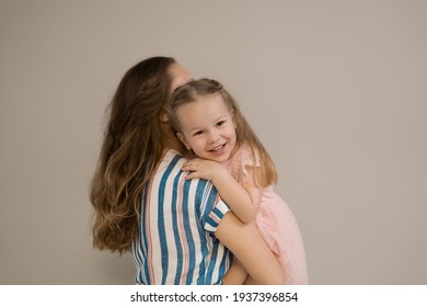 Retrato de madre e hija sobre fondo beige Foto de stock
