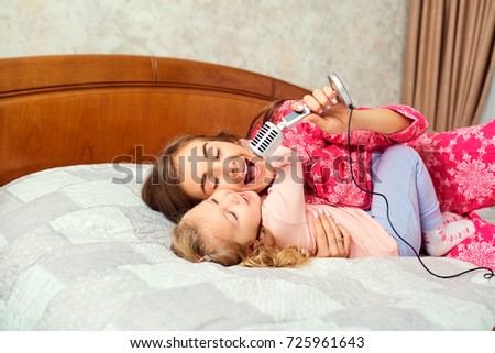 mother daughter sing fun