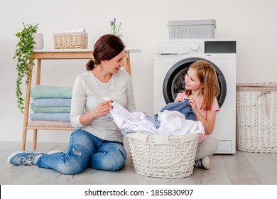 2,527 Mother daughter washing clothes Images, Stock Photos & Vectors ...