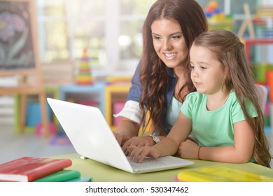 Mother Daughter Using Laptop Stock Photo 530347462 | Shutterstock