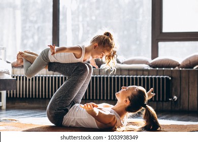 Madre e hija: yoga en casa Foto de stock