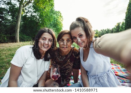 Similar – Foto Bild Zwei Frauen umarmt mit Smoothies, die auf die Kamera schauen.