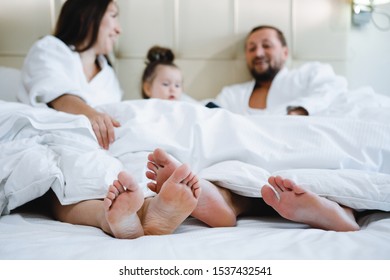 255 Dad daughter feet bed Stock Photos, Images & Photography | Shutterstock