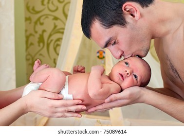 Papa Con Bebe En Brazos Imagenes Fotos De Stock Y Vectores Shutterstock