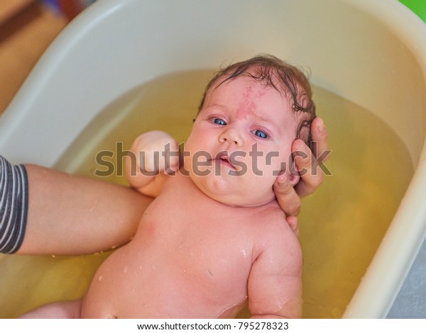 How To Give A Bath For Newborn Baby : How To Bathe A Newborn Safely A Step By Step Guide : Most experts recommend giving your newborn a sponge bath 2 or 3 times per week.