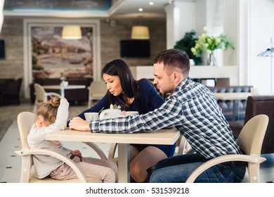 Mother Gives Solace To Crying Daughter At Restaurant And Angry Father