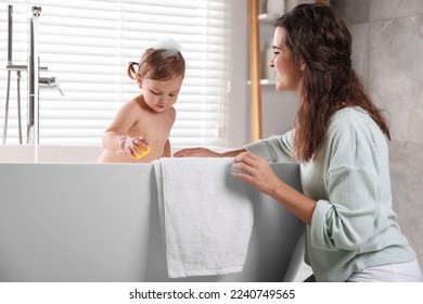 Mother with her little daughter in bathroom - Powered by Shutterstock