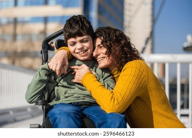 Madre abrazando a su hijo con discapacidad en silla de ruedas al aire libre