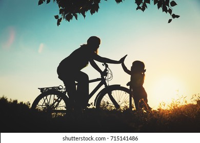 Girl Mother Scooter」の画像、写真素材、ベクター画像  Shutterstock