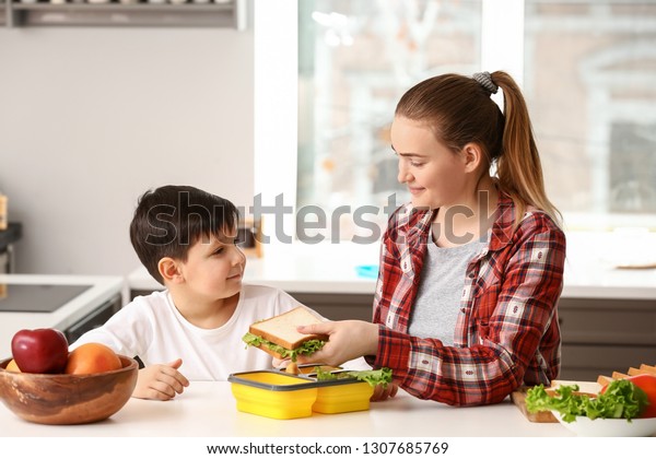 Mother Packing School Lunch Her Little库存照片1307685769 | Shutterstock