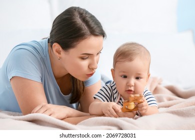 Madre jugando con un bebé lindo en casa, cloup