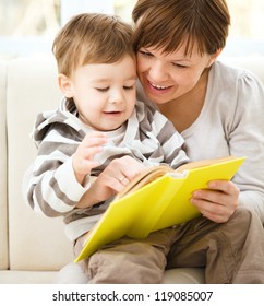 Mutter liest Buch für ihren Sohn, Innenaufnahme