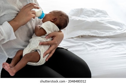 Bebe Noir Qui Mange Images Photos Et Images Vectorielles De Stock Shutterstock