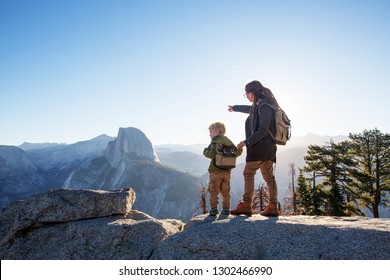 Mutter mit Sohn besucht Yosemite Nationalpark in Kalifornien