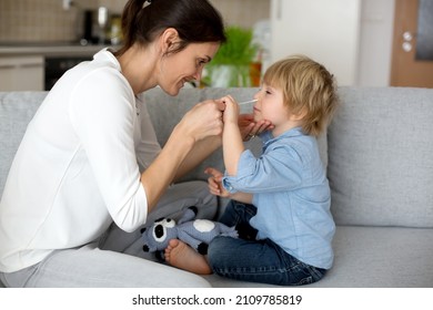 Madre, probando a su hijo para que viva en casa, haciendo que el hogar permitiera pruebas de swab para probar resultados negativos