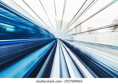 Bewegungsunschärfe beim Umzug im Tunnel mit Tageslicht in Tokio, Japan, futuristisches Hintergrundkonzept