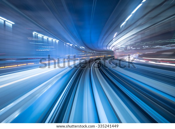 東京のトンネル内を移動する列車の動きのぼかし の写真素材 今すぐ編集