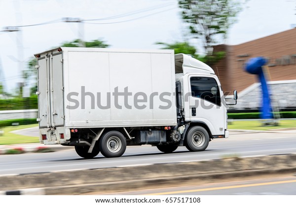 Movimiento Pequeno Coche Blanco Para La Foto De Stock Editar Ahora