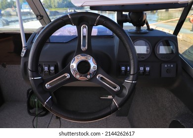 Motor boat steering wheel and dashboard with navigation devices